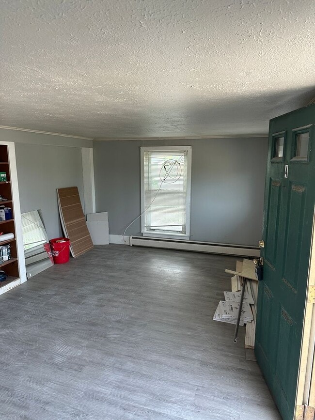 Building Photo - Newly Renovated 1 Bed, 1 Bath Unit in Farm...