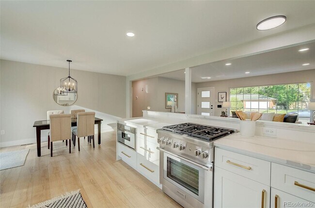 Building Photo - 5 Bedroom 3 Bathroom in Denver's Southmoor...