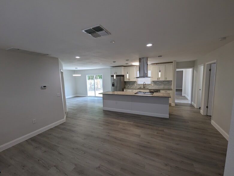 Building Photo - 12812 129th Ave