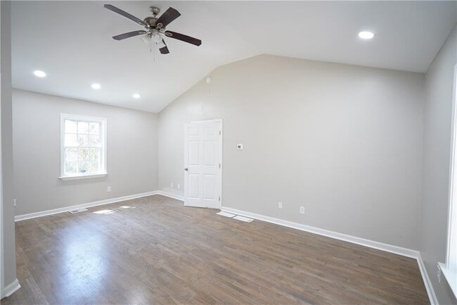 Building Photo - 2221 Pinecliff Dr NE