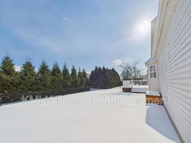 Building Photo - 411 Treeview Dr