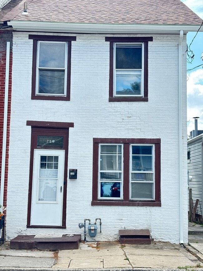 Building Photo - 2 BR Home Available in Catasauqua, PA