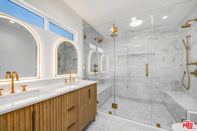 Building Photo - 749 N Niagara St