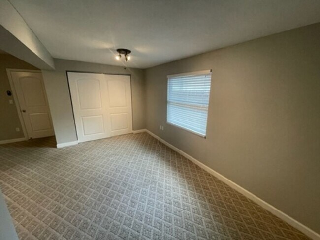 Building Photo - 2 BR/2 BA Beautifully Updated Home in Semi...