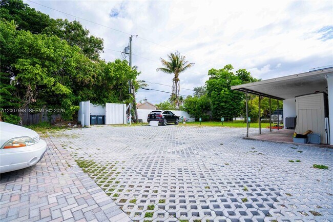 Building Photo - 725 81st St