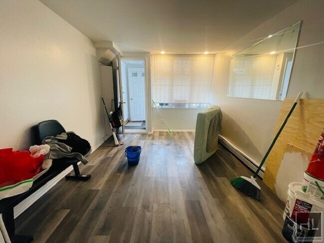 Building Photo - Cozy 1 Bedroom Home in Forest Hills