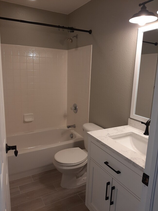 full bathroom upstaris - 14219 Woodrock Path