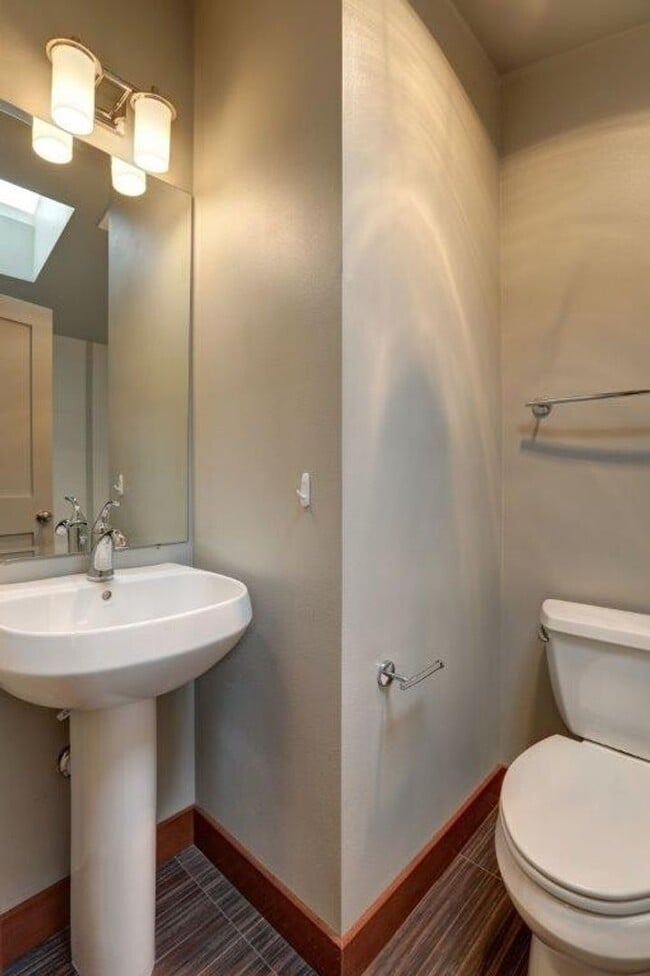 Building Photo - Stunning 3bd, 2.5ba Townhome Available in ...