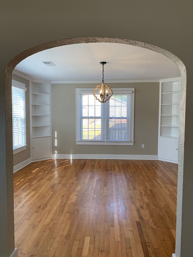 Building Photo - Downtown Jonesboro! 3 Bed 2 Bath