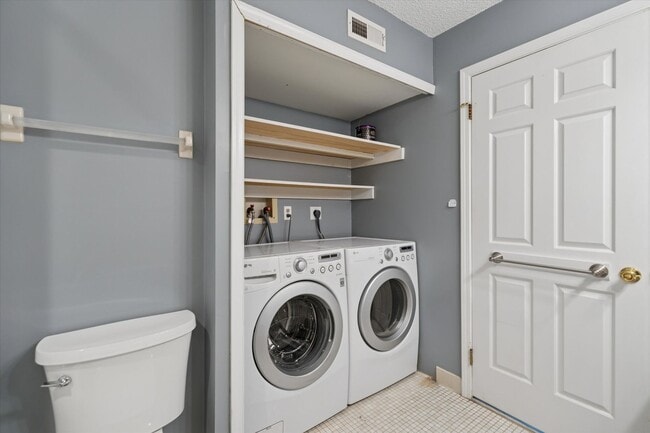 Building Photo - Now Available – 2 Bed / 1.5 Bath End Unit ...