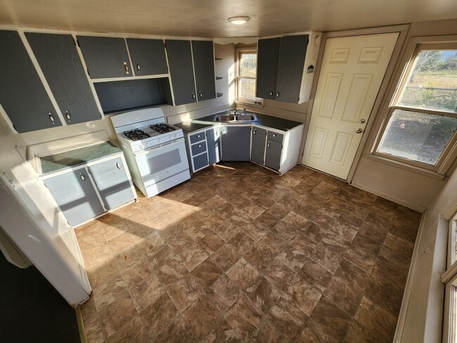 Building Photo - 102 W 7th