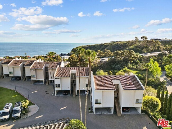 Building Photo - 23924 De Ville Way