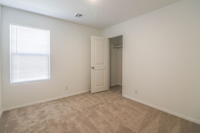 Building Photo - 3202 S 15th Pl