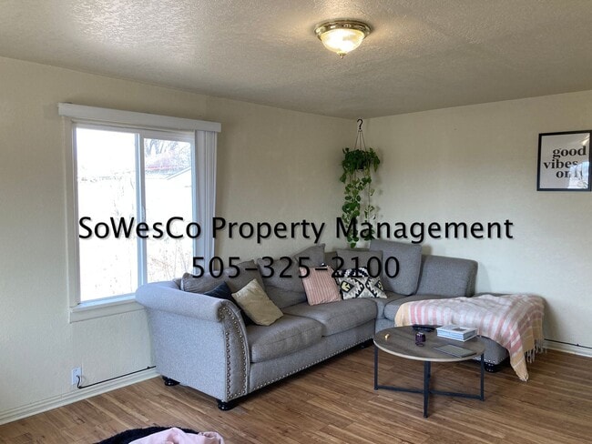 Building Photo - Cute 3 Bedroom Home with beautiful Kitchen