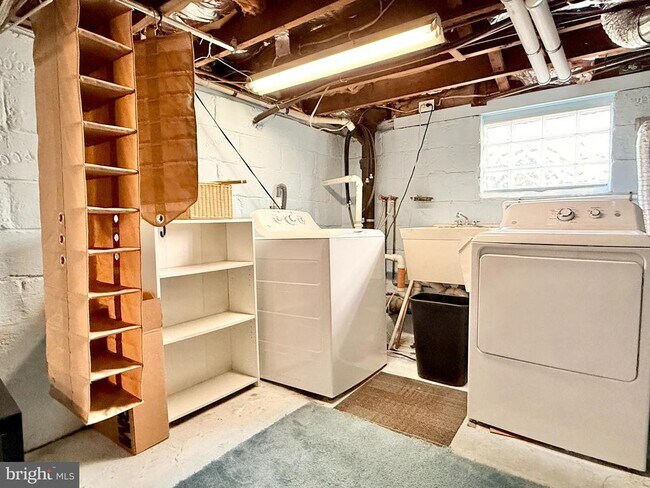 Building Photo - 7041 Harvey Ave