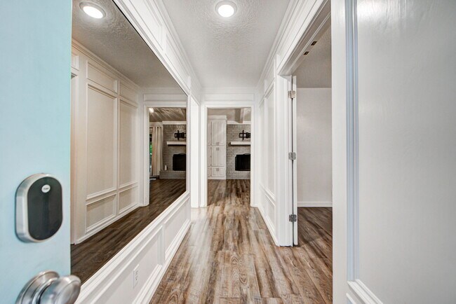 Building Photo - 903 S Berry Rd