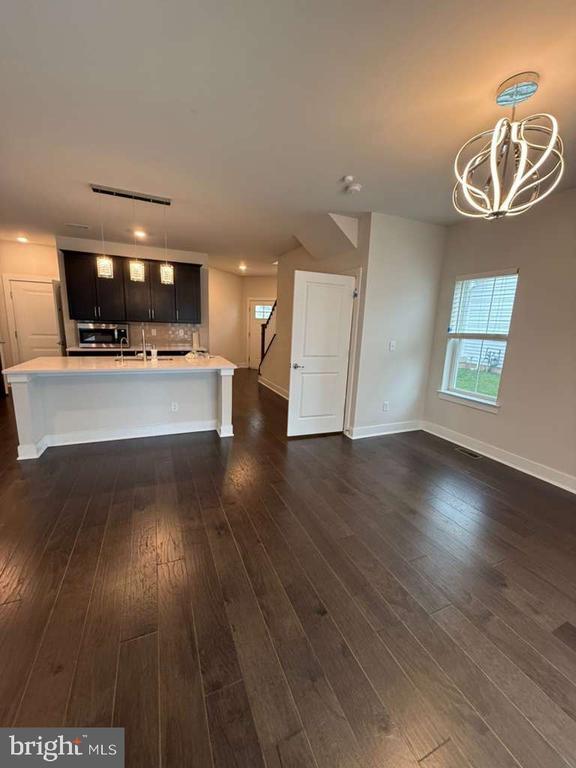 Building Photo - 704 Peony Ln