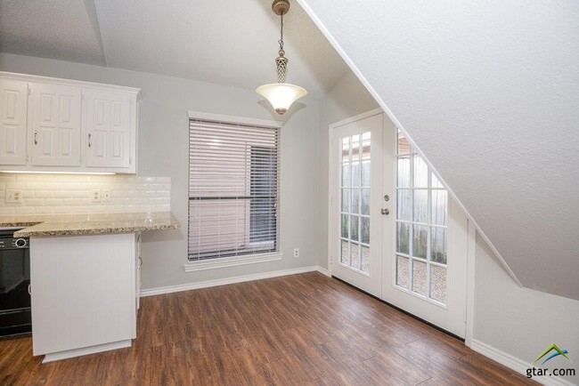 Building Photo - 5917 Hollytree Dr