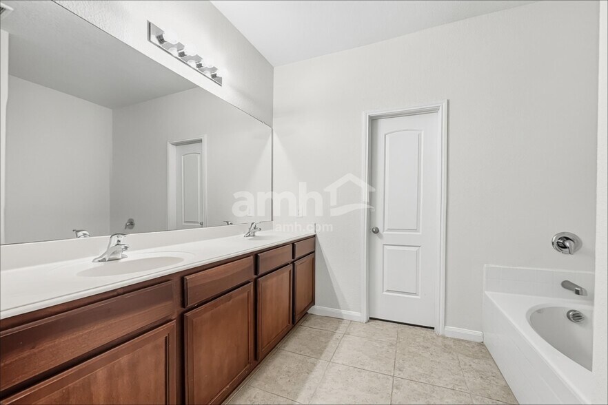 Building Photo - 1211 Arizona Dr