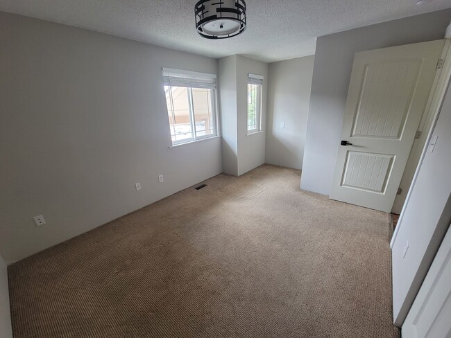 Building Photo - Townhome with Community Pool and Private P...