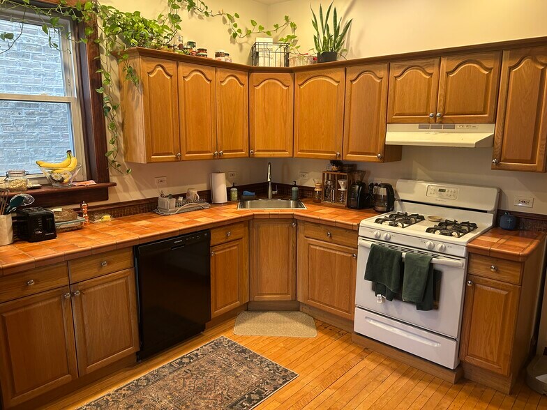 Kitchen - 1012 N Oakley Blvd