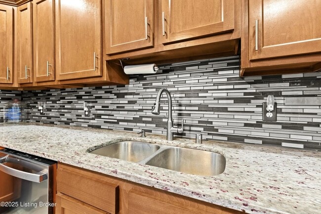 Building Photo - Spacious Home in the Heart of Clifton
