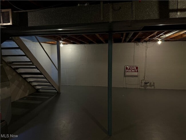 Building Photo - 193 Surrey Ln