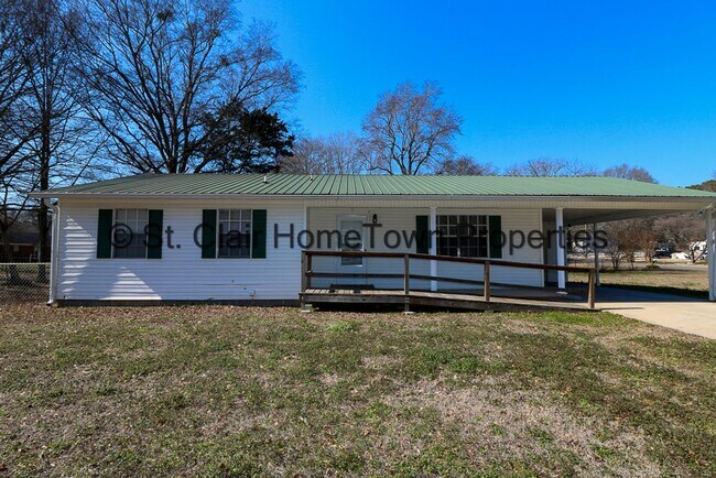 Building Photo - One level Home Close to Town