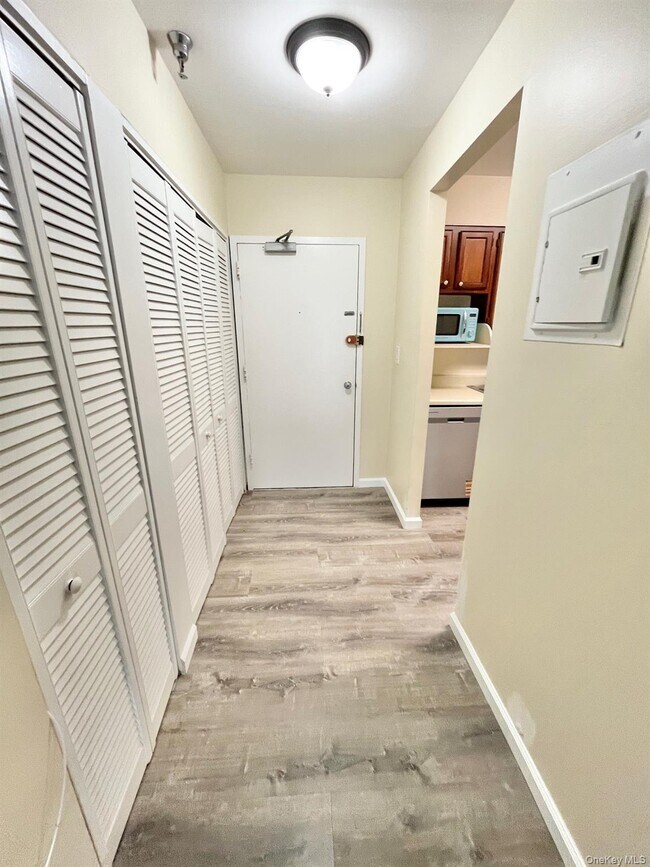 Building Photo - 501 N Barry Ave