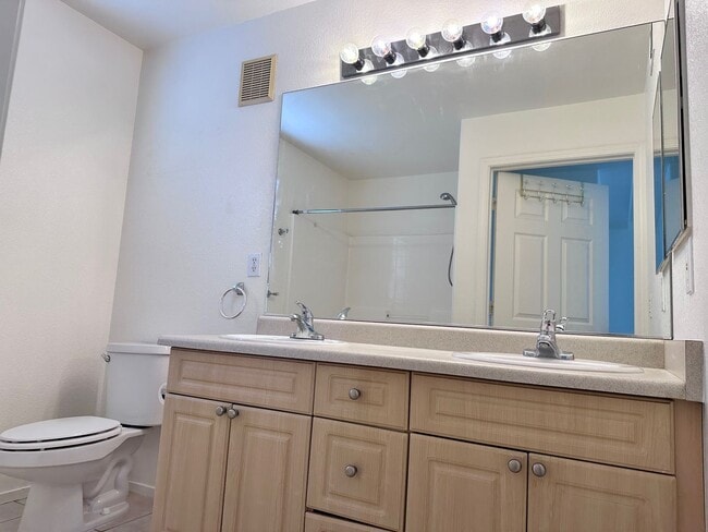 Building Photo - Private Upstairs Retreat in Desirable Gated Community