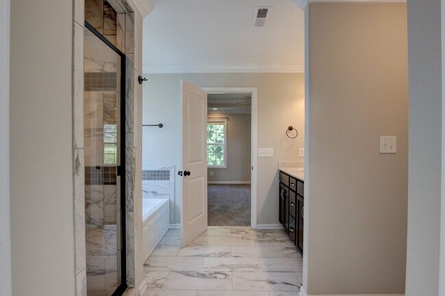 Building Photo - Huge 5 bed 3 ba.  Gorgeous House Near Post...