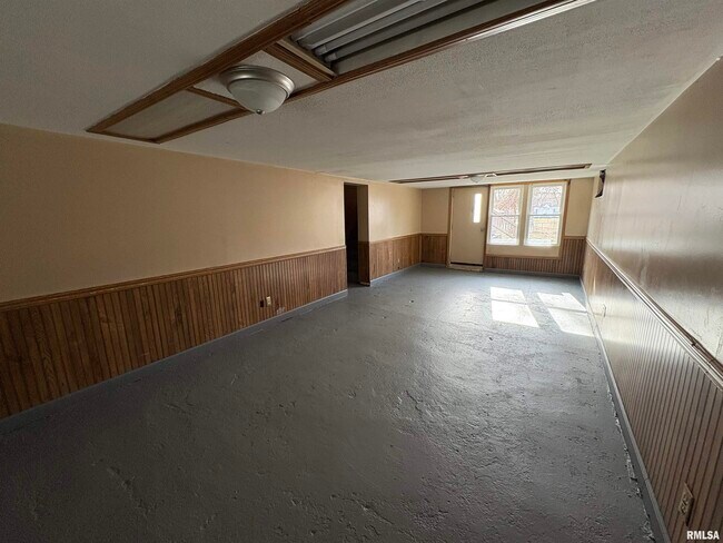 Building Photo - 2214 W Tripp Ave