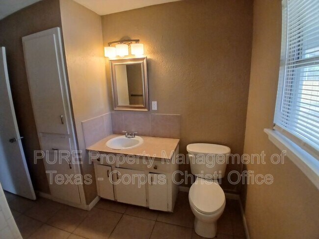 Building Photo - 10609 Kingwood Dr