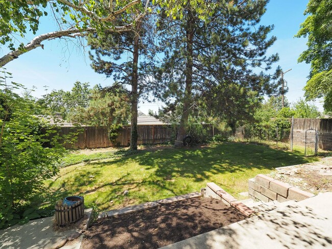 Building Photo - Beautiful Home on the East Bench