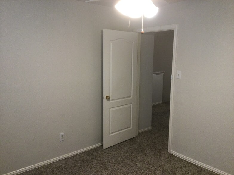 Building Photo - 2208 Ridgewood Dr