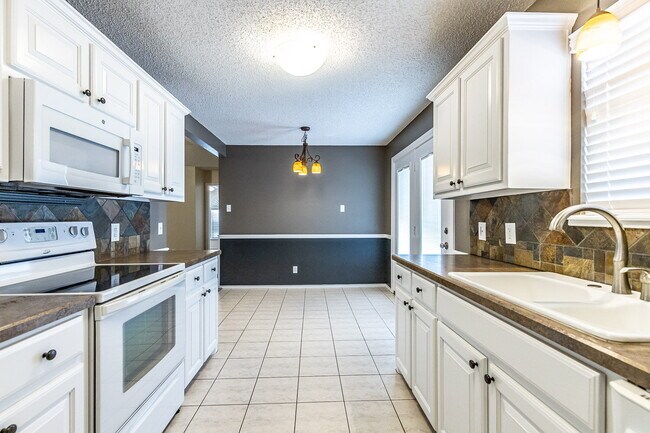 Building Photo - Beautiful House with Extra Room!