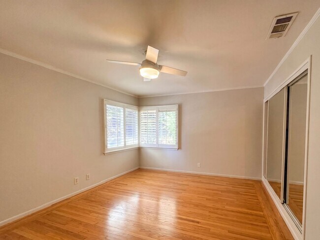 Building Photo - Fabulous single level Lafayette home nestled at the end of a tree-lined drive.