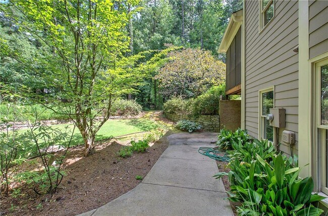 Building Photo - 2320 Starr Lake Dr NW