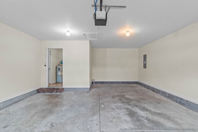 Building Photo - 3 Bedroom 2 Bathroom Home