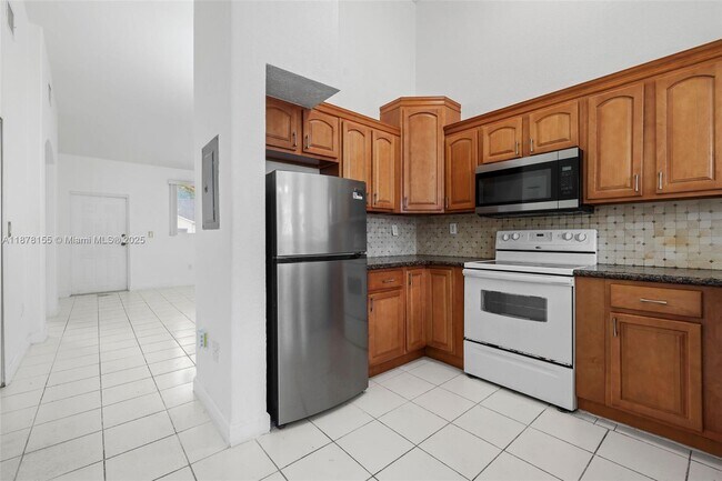Building Photo - 1658 SE 28th Ct