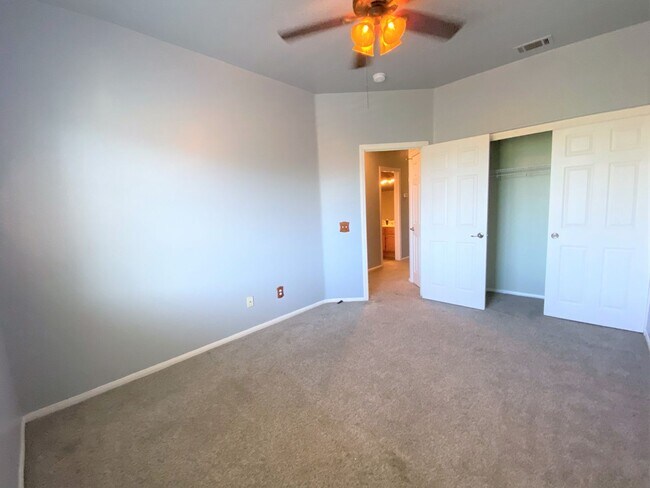 Building Photo - Oceanside stunner - 3 bedroom townhome available now!