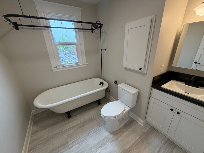 Building Photo - Gorgeous Newly Remodeled Upper Unit in Buckman with Washer/Dryer, A/C