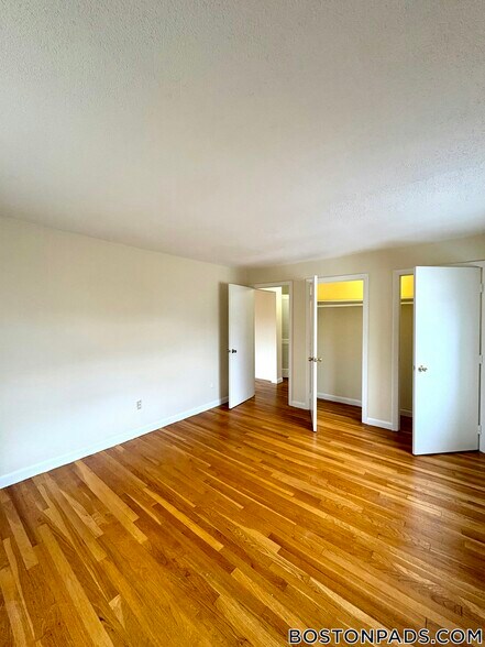 Building Photo - 122 Dustin St