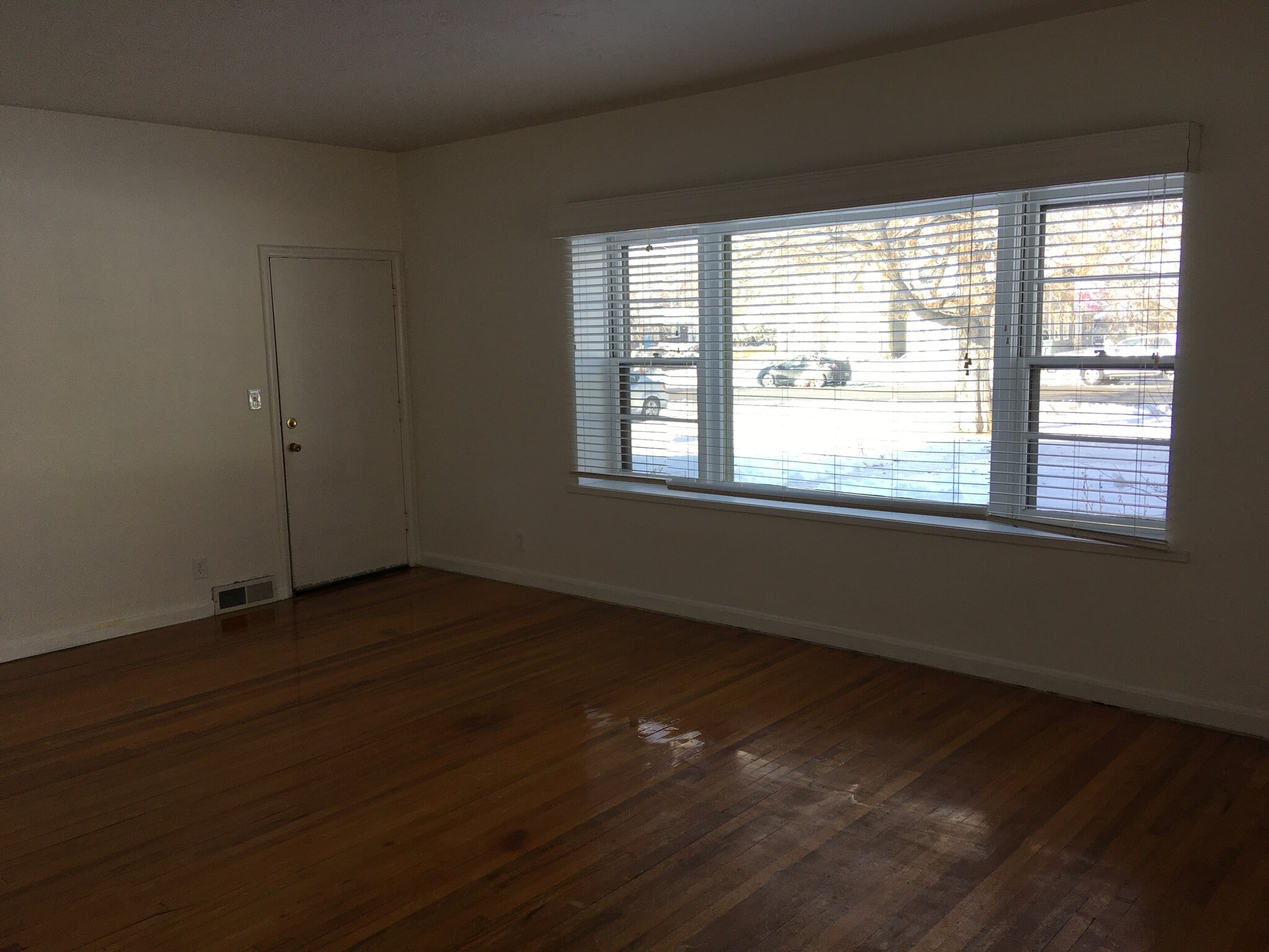 Living Room - 768 E 900 S
