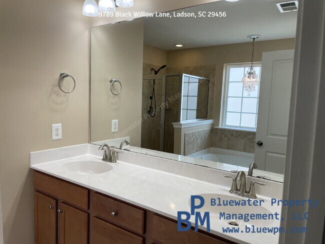 Building Photo - 4-bedroom, 2.5-bathroom For Rent