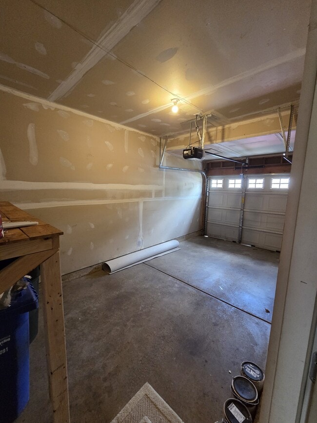 Building Photo - 2206 Flagstone Ln