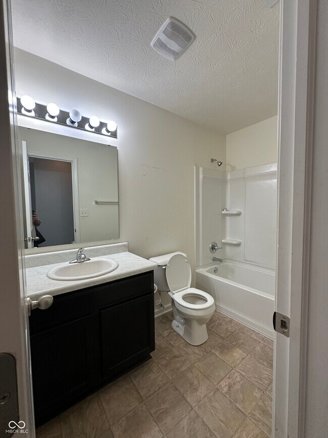 Building Photo - 972 Redwood Dr