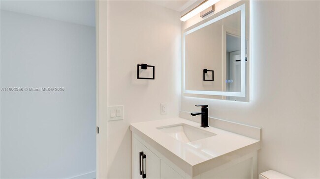 Building Photo - 933 NE 24th Ave