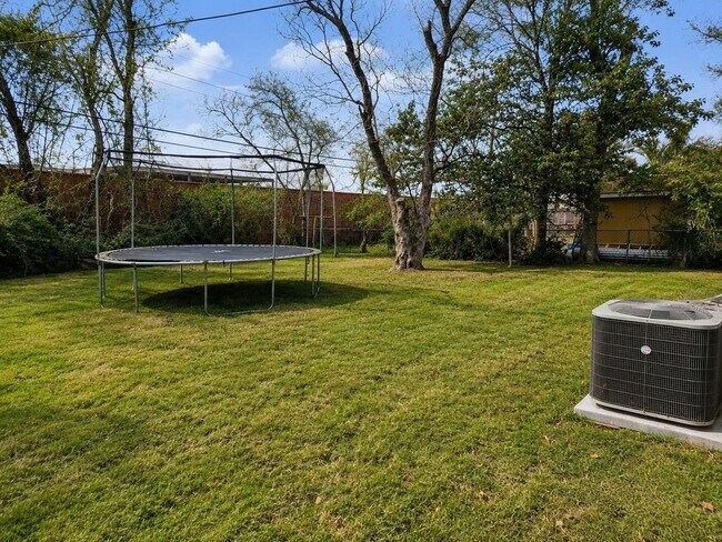 Building Photo - 9710 Casa Loma Dr
