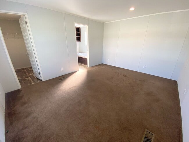 Building Photo - Spacious 3 Bedroom Mobile Home for Rent in...